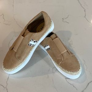 VICI Sneaker Size 8.5 Faux Suede Women's Slip On Espadrille Tan Leopard Accent